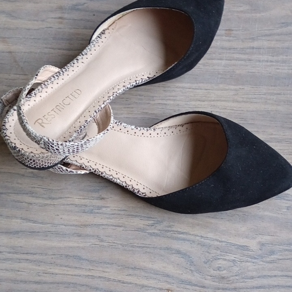 Restricted Black Flats with Suede-Like Finish - Picture 3 of 6